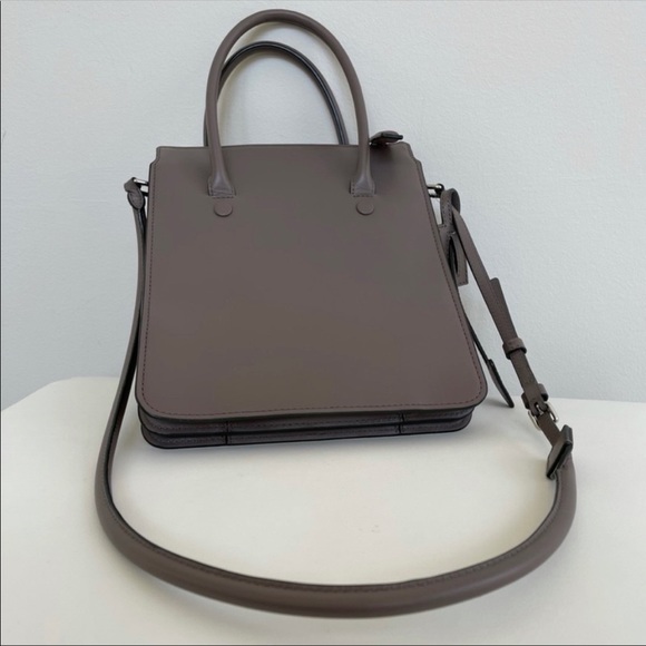 DELAROQ // Troisième tote bag crossbody leather purse in Shroom - Picture 6 of 16